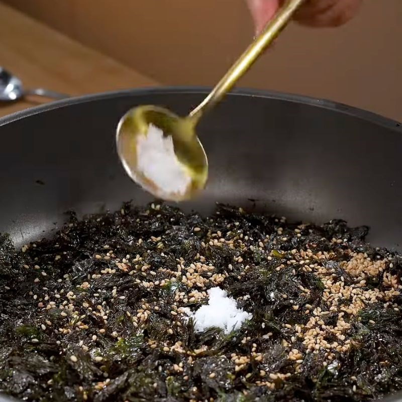Bước 2 Bóp vụn và trộn gia vị Rong biển rắc cơm