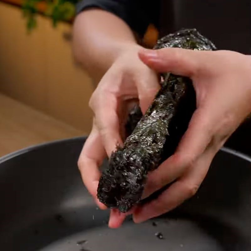Bước 2 Bóp vụn và trộn gia vị Rong biển rắc cơm