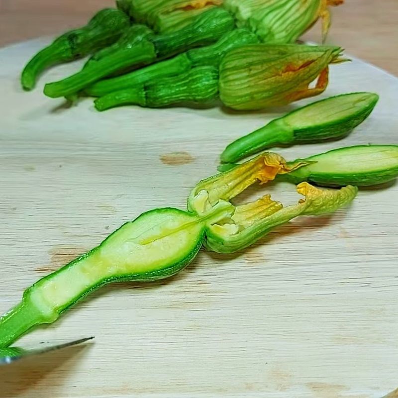 Bước 3 Cắt bí nụ	 Cách sơ chế bông bí nụ