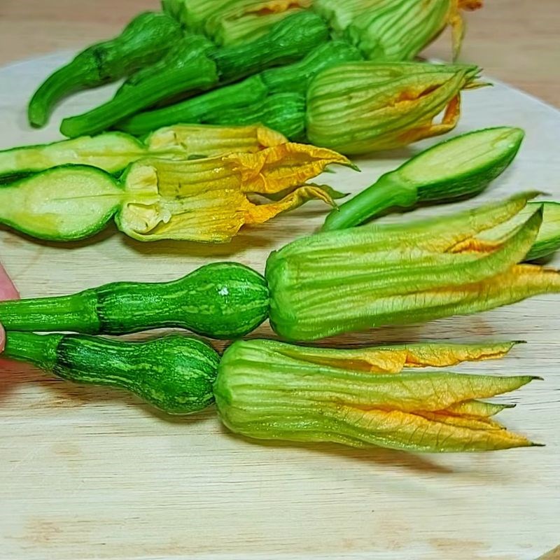 Bước 3 Cắt bí nụ	 Cách sơ chế bông bí nụ