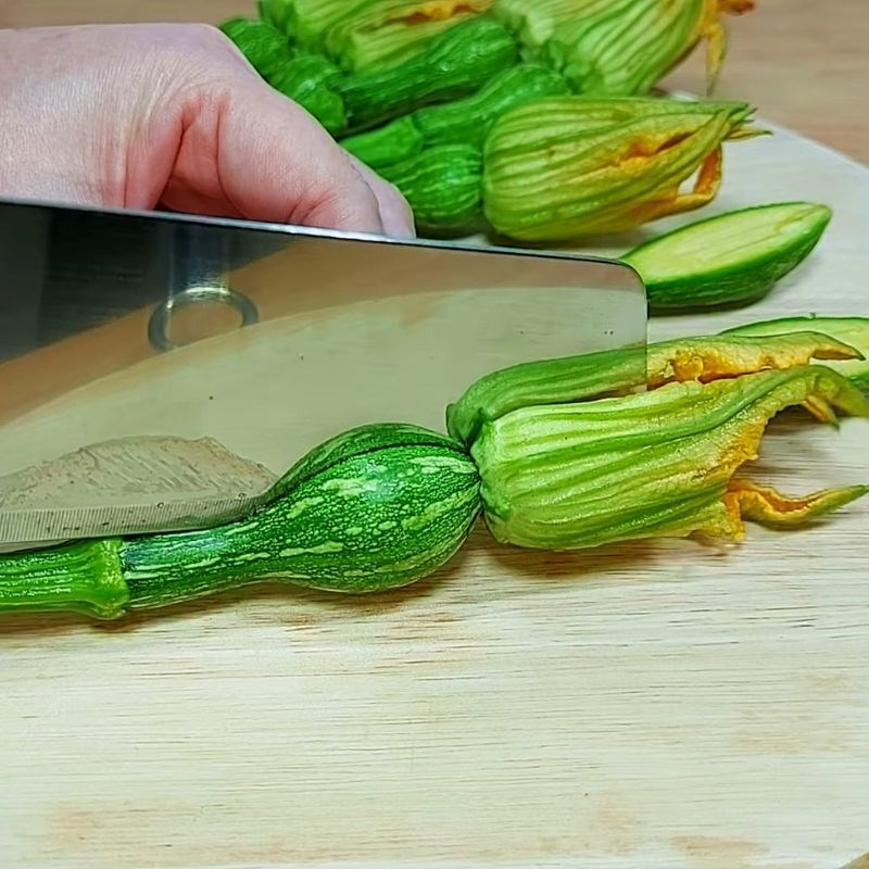 Bước 3 Cắt bí nụ	 Cách sơ chế bông bí nụ