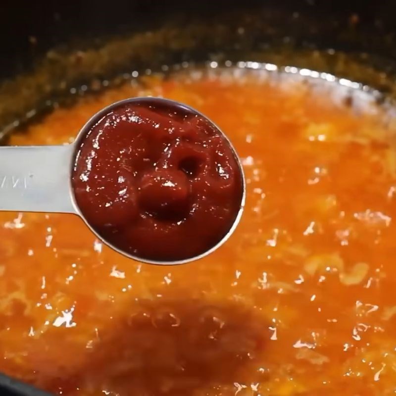 Bước 2 Chế biến sa tế tôm Mì trộn sa tế