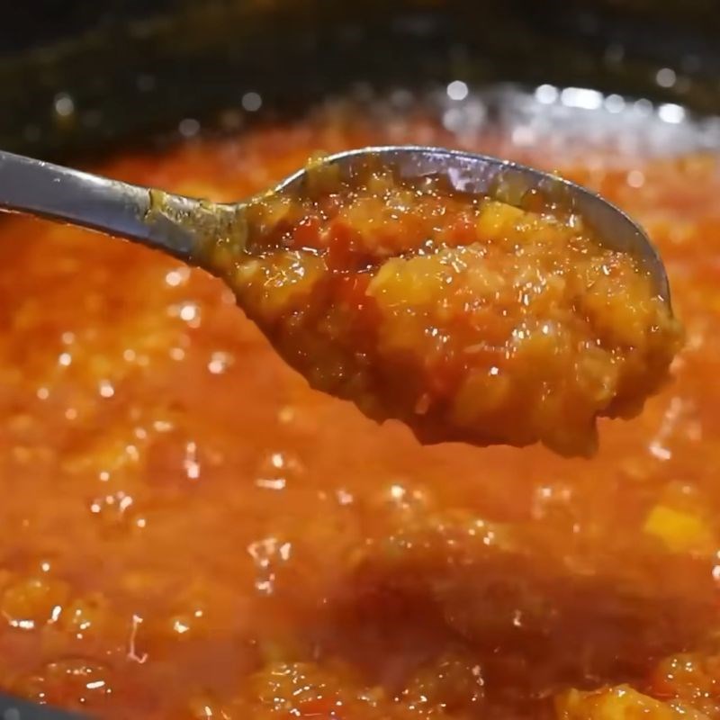 Bước 2 Chế biến sa tế tôm Mì trộn sa tế