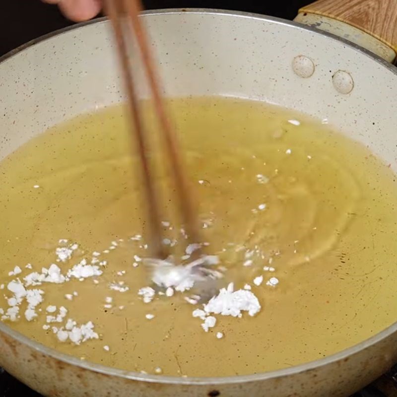 Bước 3 Chiên cá lần 1 Phi lê cá rô phi chiên giòn