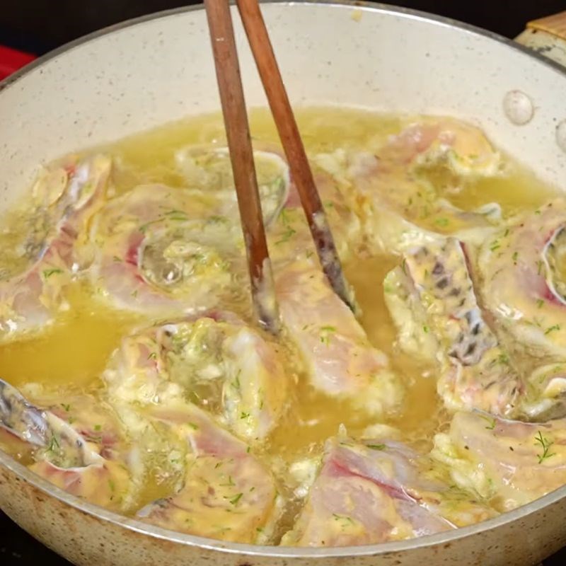 Bước 3 Chiên cá lần 1 Phi lê cá rô phi chiên giòn