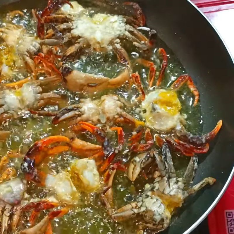Bước 3 Chiên cua giòn rụm Cua đồng rang me