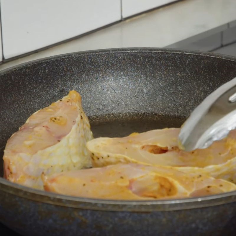 Bước 3 Chiên sơ cá Cá nấu măng chua miền bắc