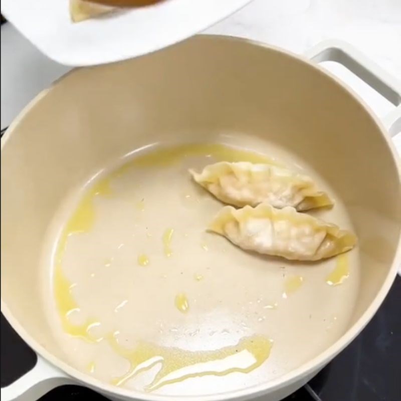 Bước 2 Chiên sơ mandu Mandu hấp