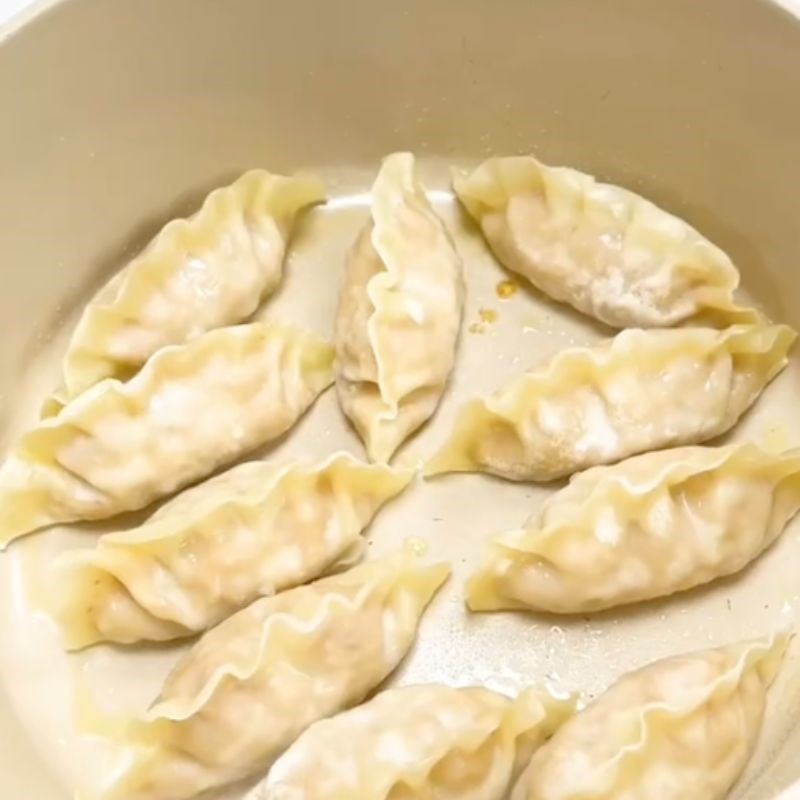 Bước 2 Chiên sơ mandu Mandu hấp