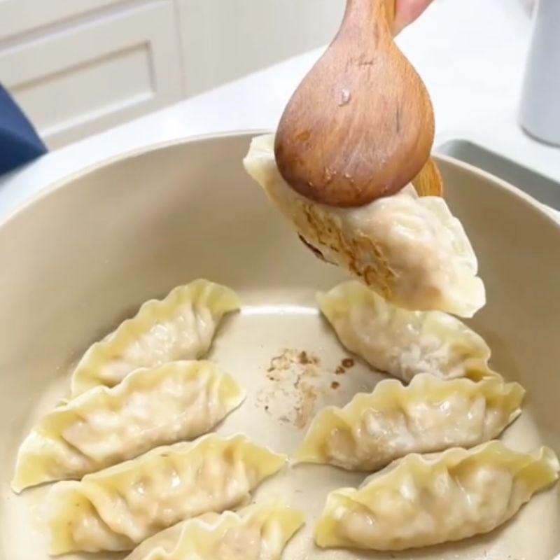 Bước 2 Chiên sơ mandu Mandu hấp