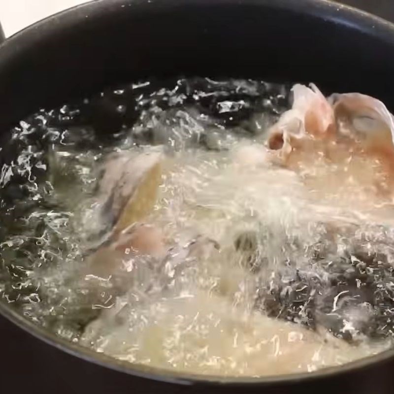 Bước 4 Chiên xương và đầu cá khử mùi tanh Bún cá rau cần