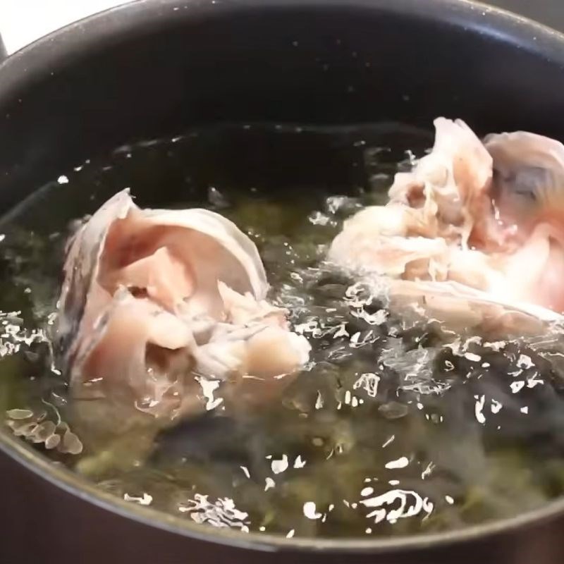 Bước 4 Chiên xương và đầu cá khử mùi tanh Bún cá rau cần