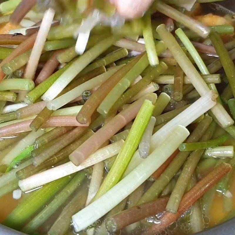 Bước 4 Cho bông súng vào Canh chua bông súng