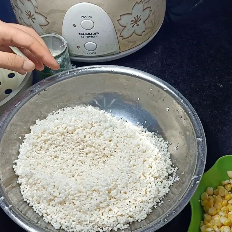Bước 1 Chuẩn bị nguyên liệu Xôi ngô dừa