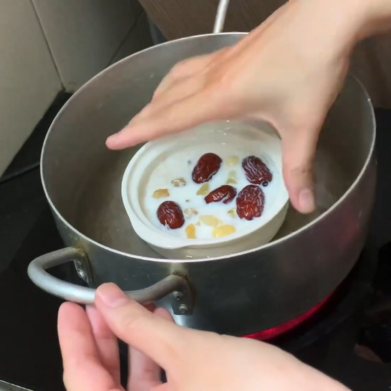 Bước 3 Chưng cách thủy tổ yến Yến chưng sữa tươi