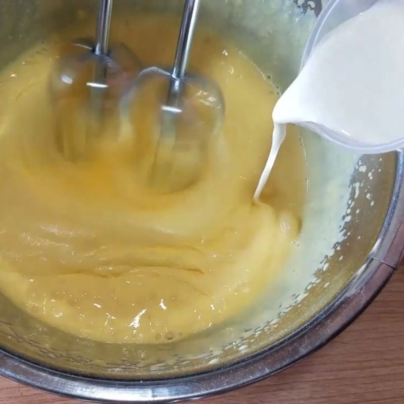 Bước 2 Đánh kem trứng sánh mịn Trà sữa kem trứng dừa nướng