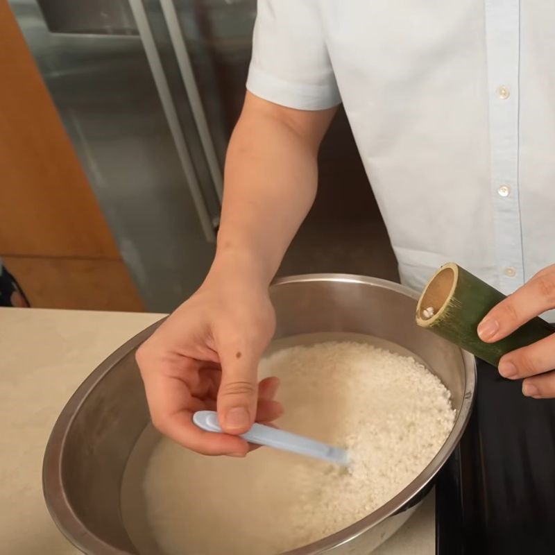 Bước 2 Đổ gạo vào ống tre làm cơm lam Gà nướng cơm lam