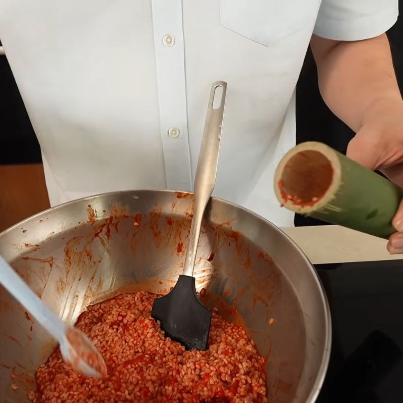 Bước 2 Đổ gạo vào ống tre làm cơm lam Gà nướng cơm lam