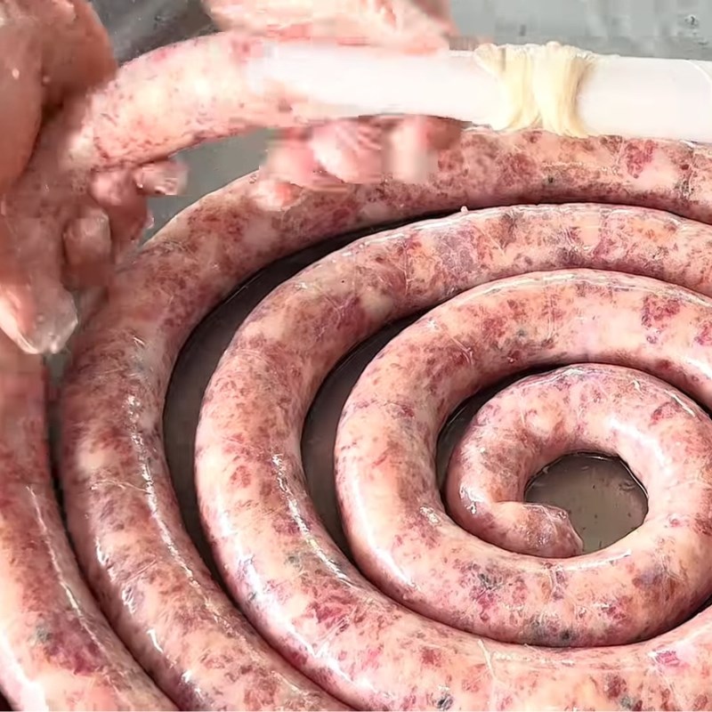 Bước 4 Dồn và tạo hình lạp xưởng tươi Lạp xưởng tươi