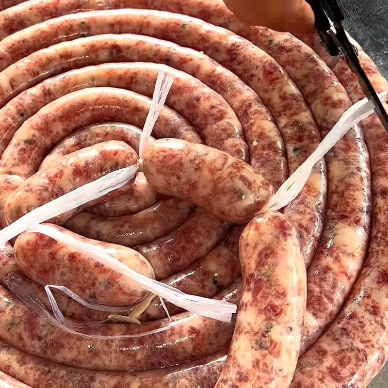 Bước 4 Dồn và tạo hình lạp xưởng tươi Lạp xưởng tươi