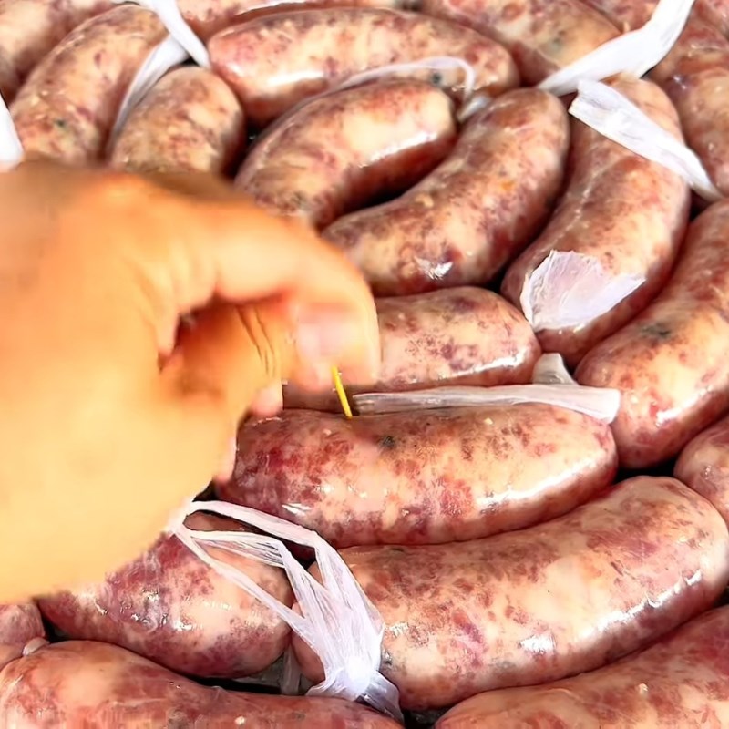 Bước 4 Dồn và tạo hình lạp xưởng tươi Lạp xưởng tươi