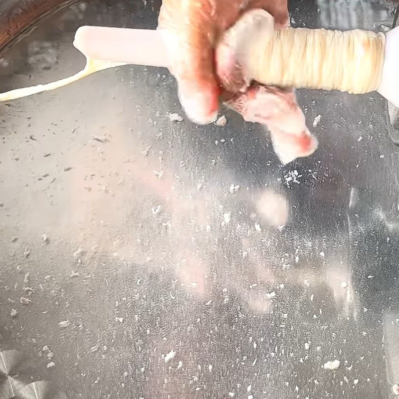 Bước 4 Dồn và tạo hình lạp xưởng tươi Lạp xưởng tươi