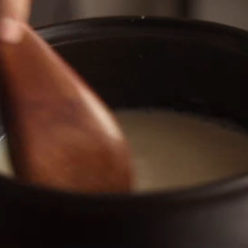 Bước 2 Đun sữa đậu nành (hoặc bất cứ loại sữa hạt) Sữa chua chay