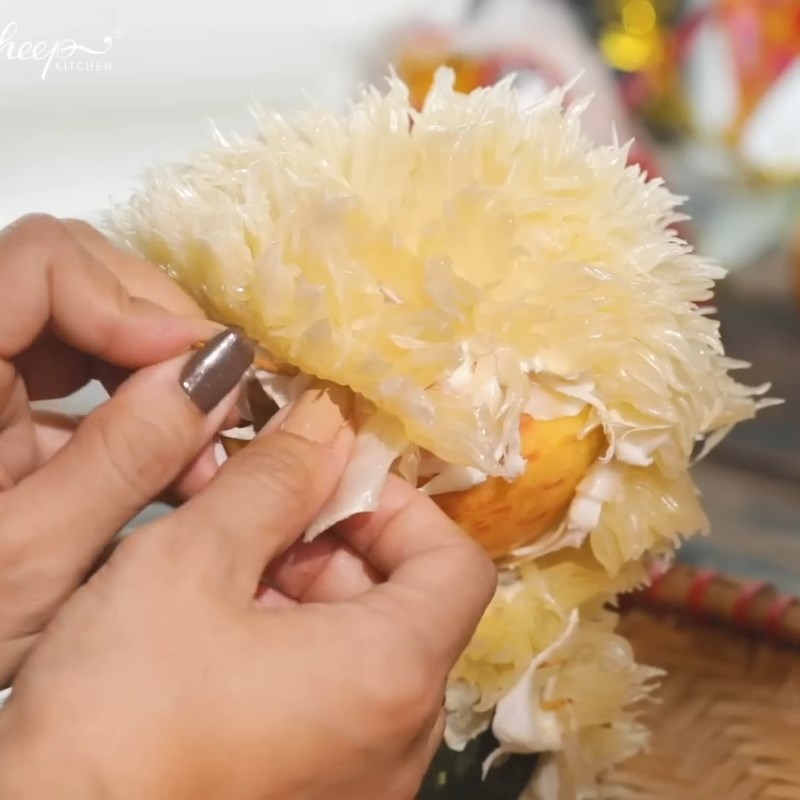Bước 3 Gắn múi bưởi tạo "lông" cho cún cưng Chó bưởi