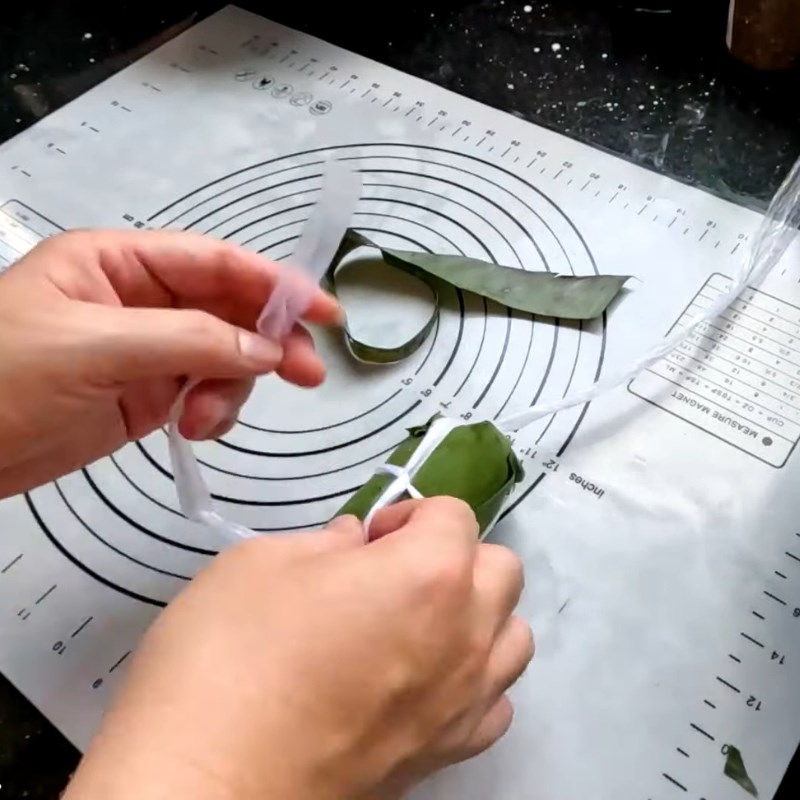Bước 4 Gói chả lụa chay Chả lụa chay từ bột mì
