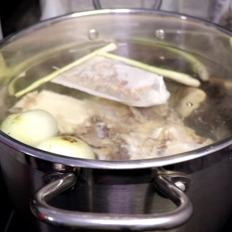 Bước 3 Hầm nước dùng Hủ tiếu sa tế nai