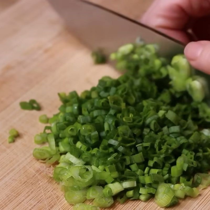 Bước 5 Hoàn thiện các nguyên liệu ăn kèm Mì trộn sa tế