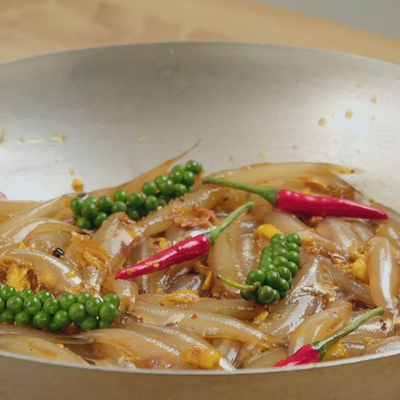 Bước 2 Kho cá cơm tiêu xanh lần 1 (lửa lớn) Cá kho tiêu xanh
