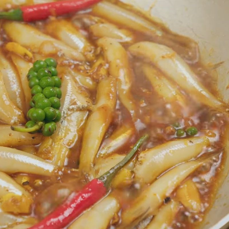 Bước 2 Kho cá cơm tiêu xanh lần 1 (lửa lớn) Cá kho tiêu xanh