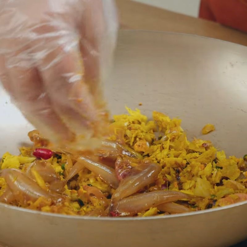Bước 2 Kho cá cơm tiêu xanh lần 1 (lửa lớn) Cá kho tiêu xanh
