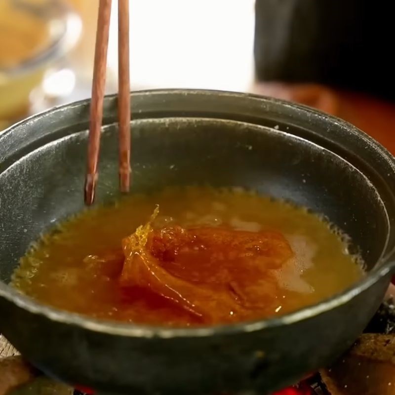 Bước 4 Làm nước hàng (nước màu) chuẩn vị Cá trắm kho riềng sả