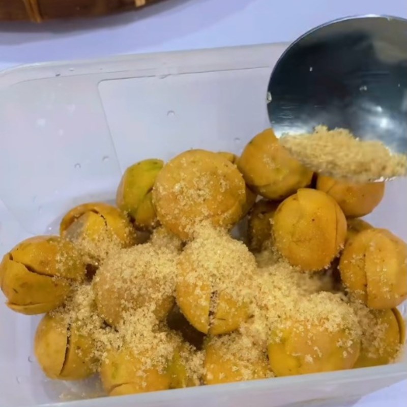 Bước 2 Làm sấu chín dầm Sấu chín dầm muối ớt