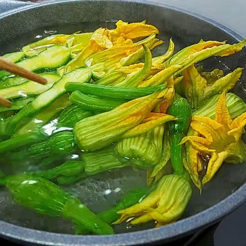 Bước 4 Luộc bí nụ giữ màu xanh tươi	 Cách sơ chế bông bí nụ