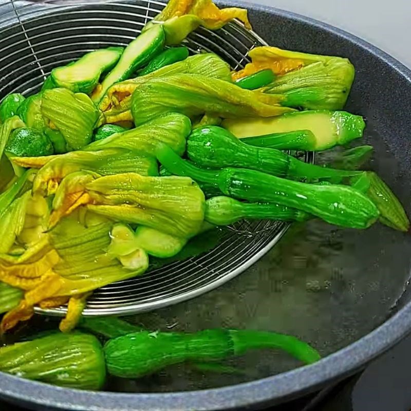 Bước 4 Luộc bí nụ giữ màu xanh tươi	 Cách sơ chế bông bí nụ