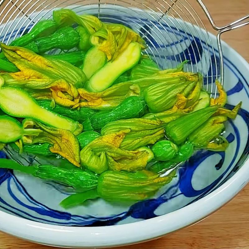 Bước 4 Luộc bí nụ giữ màu xanh tươi	 Cách sơ chế bông bí nụ