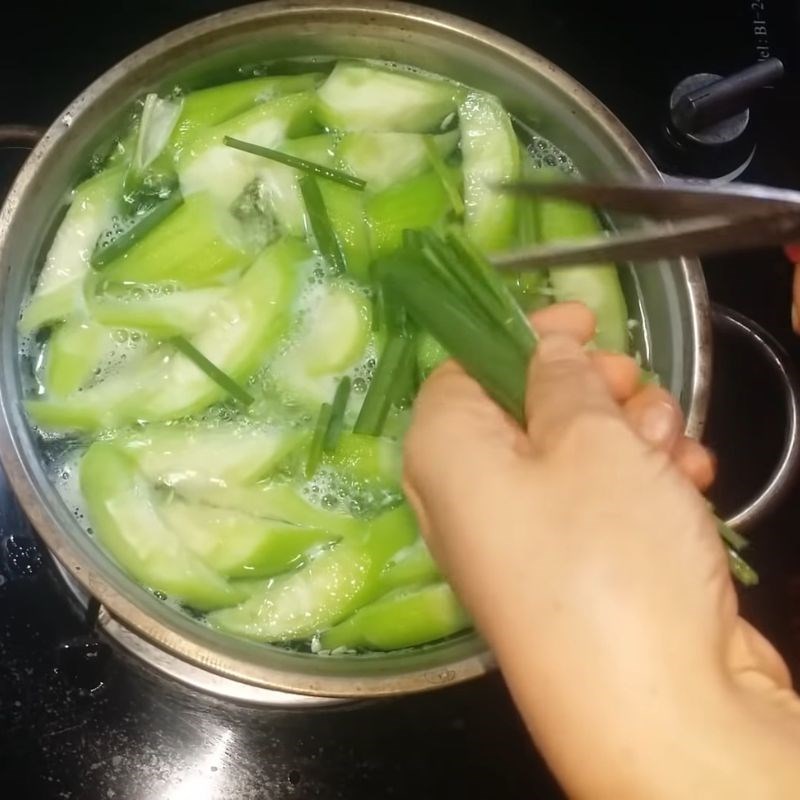 Bước 2 Luộc mướp giòn xanh, không bị đen Mướp luộc