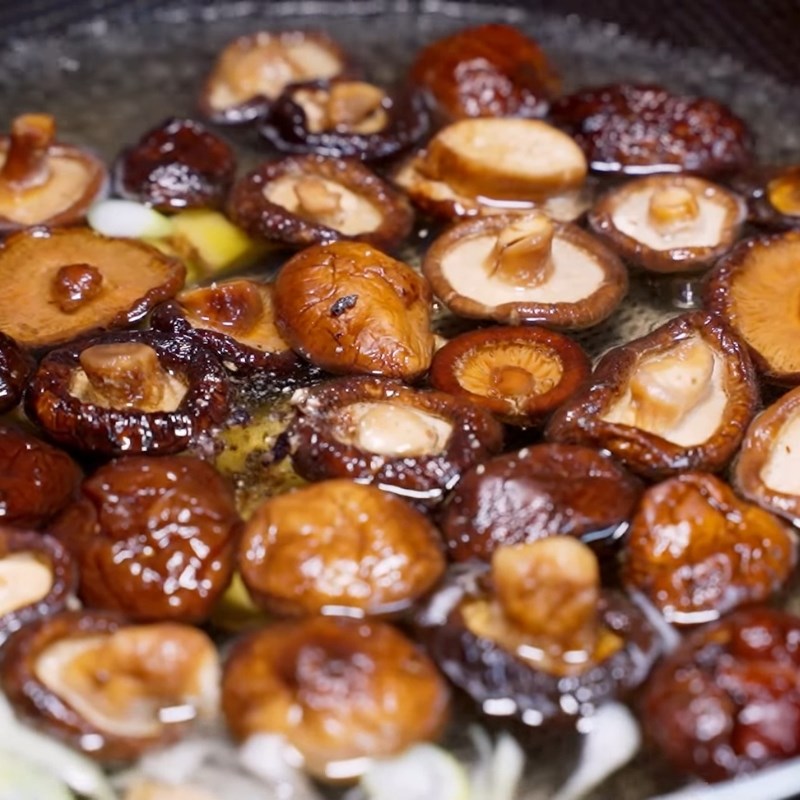 Bước 2 Luộc nấm đông cô khử mùi hôi Nấm đông cô kho tiêu