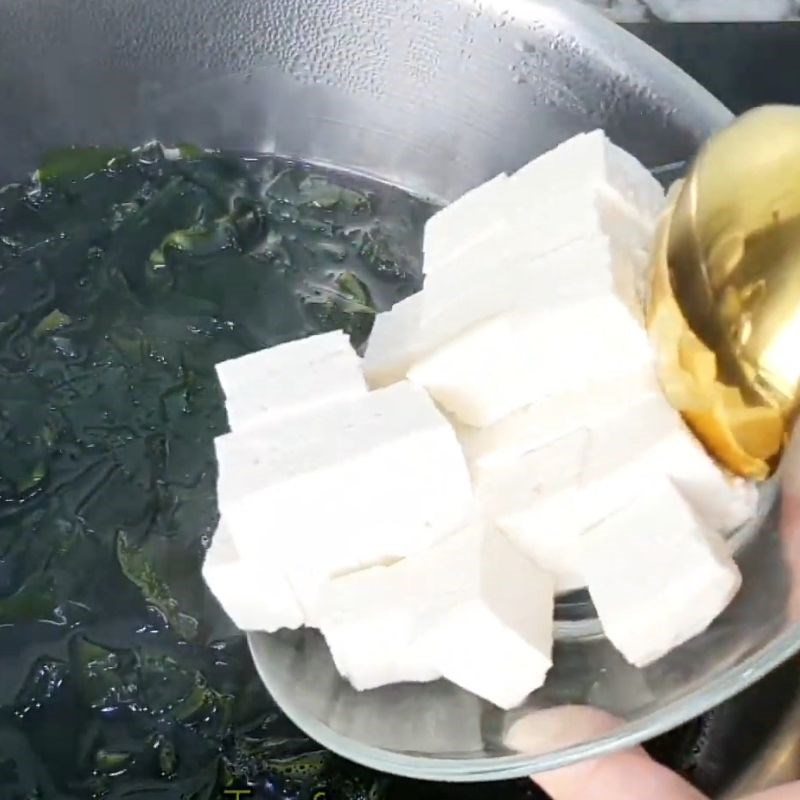 Bước 2 Nấu nước dùng dashi thơm lừng Canh miso rong biển