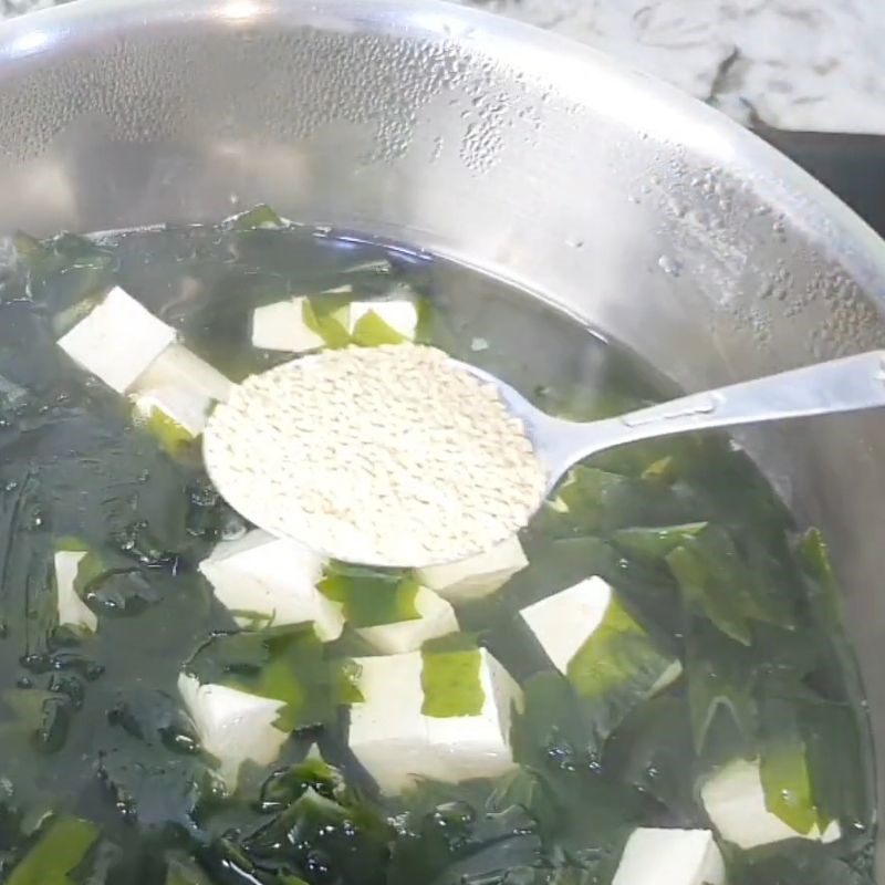 Bước 2 Nấu nước dùng dashi thơm lừng Canh miso rong biển