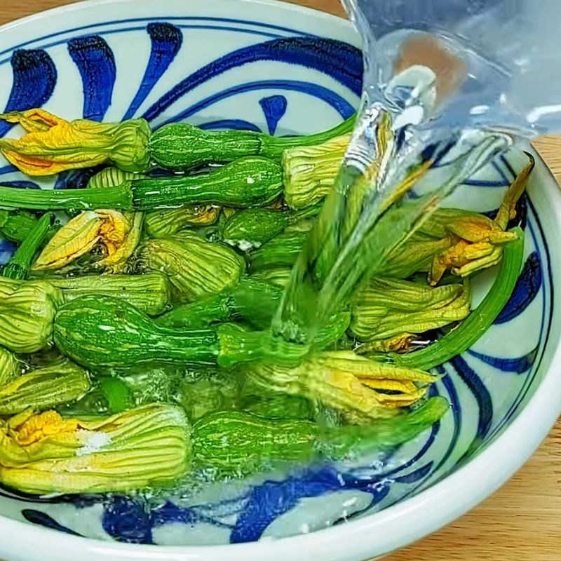 Bước 2 Ngâm và rửa sạch bí nụ Cách sơ chế bông bí nụ