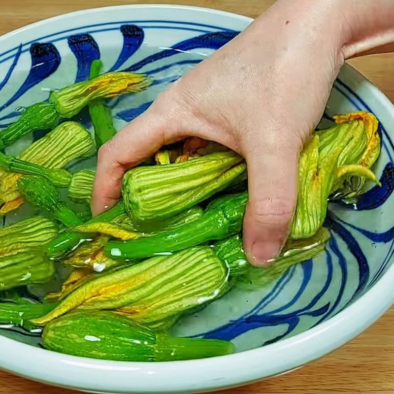 Bước 2 Ngâm và rửa sạch bí nụ Cách sơ chế bông bí nụ