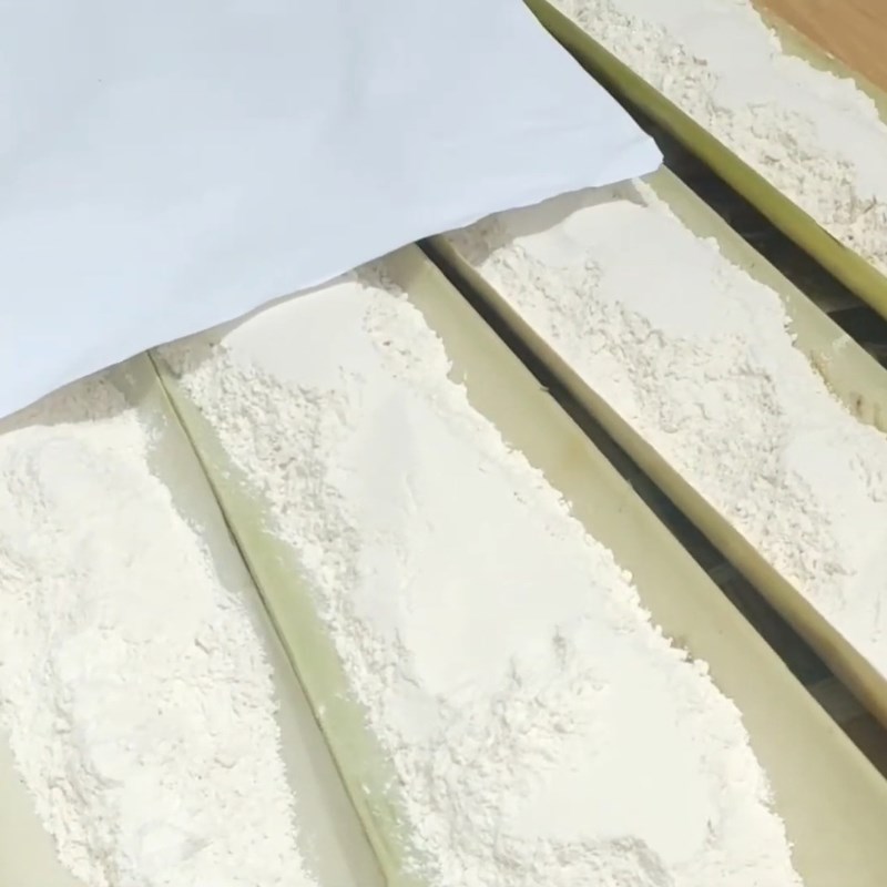 Bước 2 Nghiền bột nếp và "hạ thổ" bột Bánh khảo