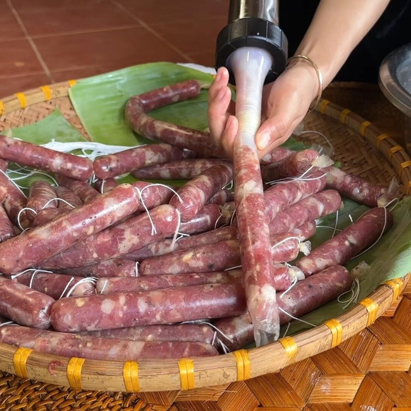 Bước 3 Nhồi lạp xưởng Lạp xưởng hun khói Tây Bắc