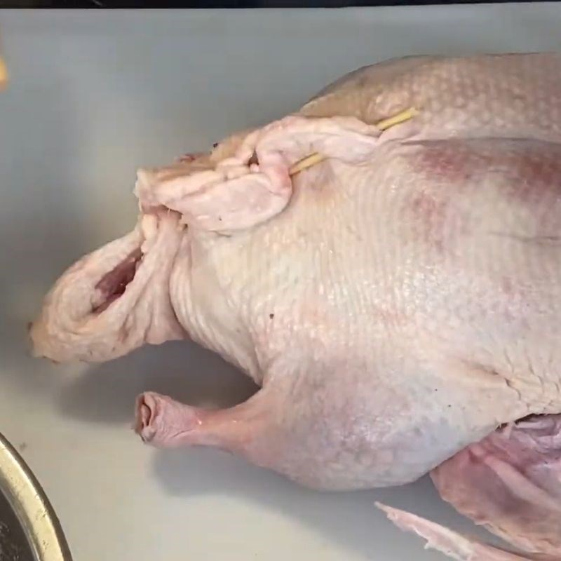 Bước 2 Nhồi thịt vào bụng vịt Vịt tiềm ngũ quả
