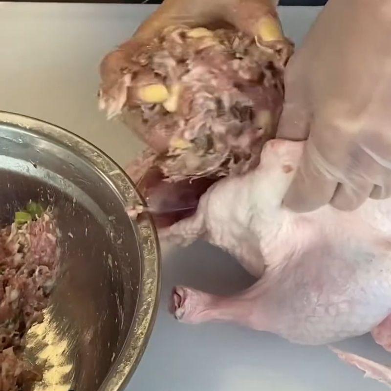 Bước 2 Nhồi thịt vào bụng vịt Vịt tiềm ngũ quả