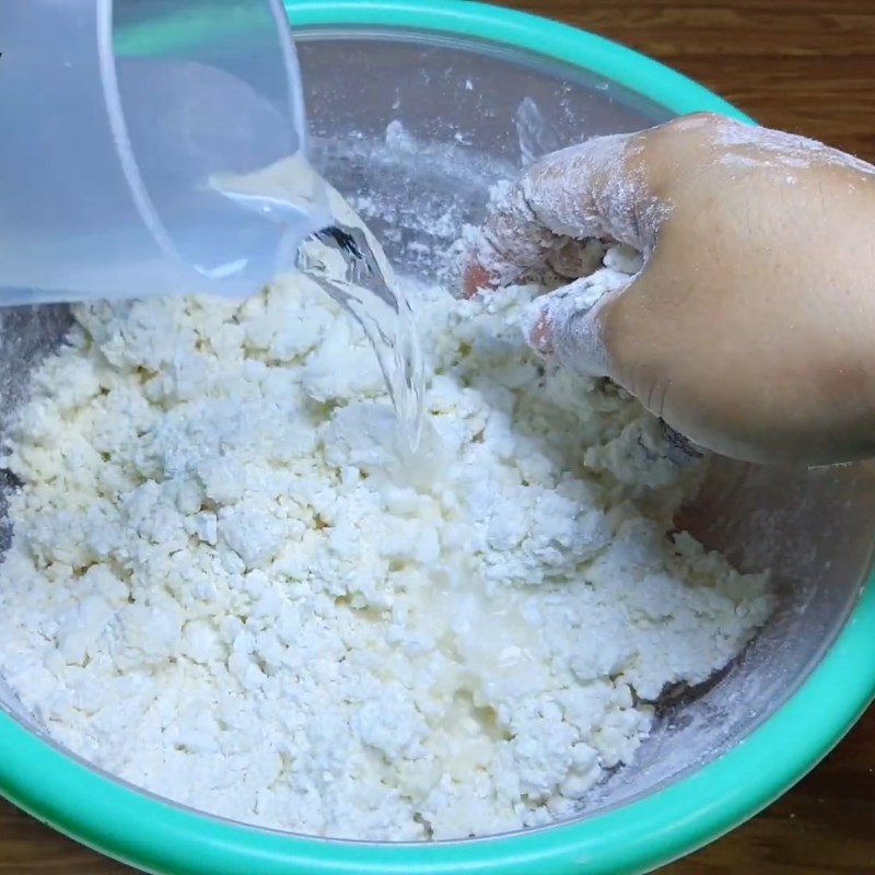 Bước 2 Pha bột bánh tráng rế Bánh tráng rế cuốn chả giò